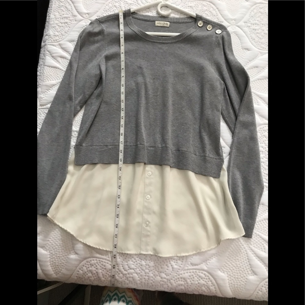 Cute cropped sweater with faux cream shirt tail